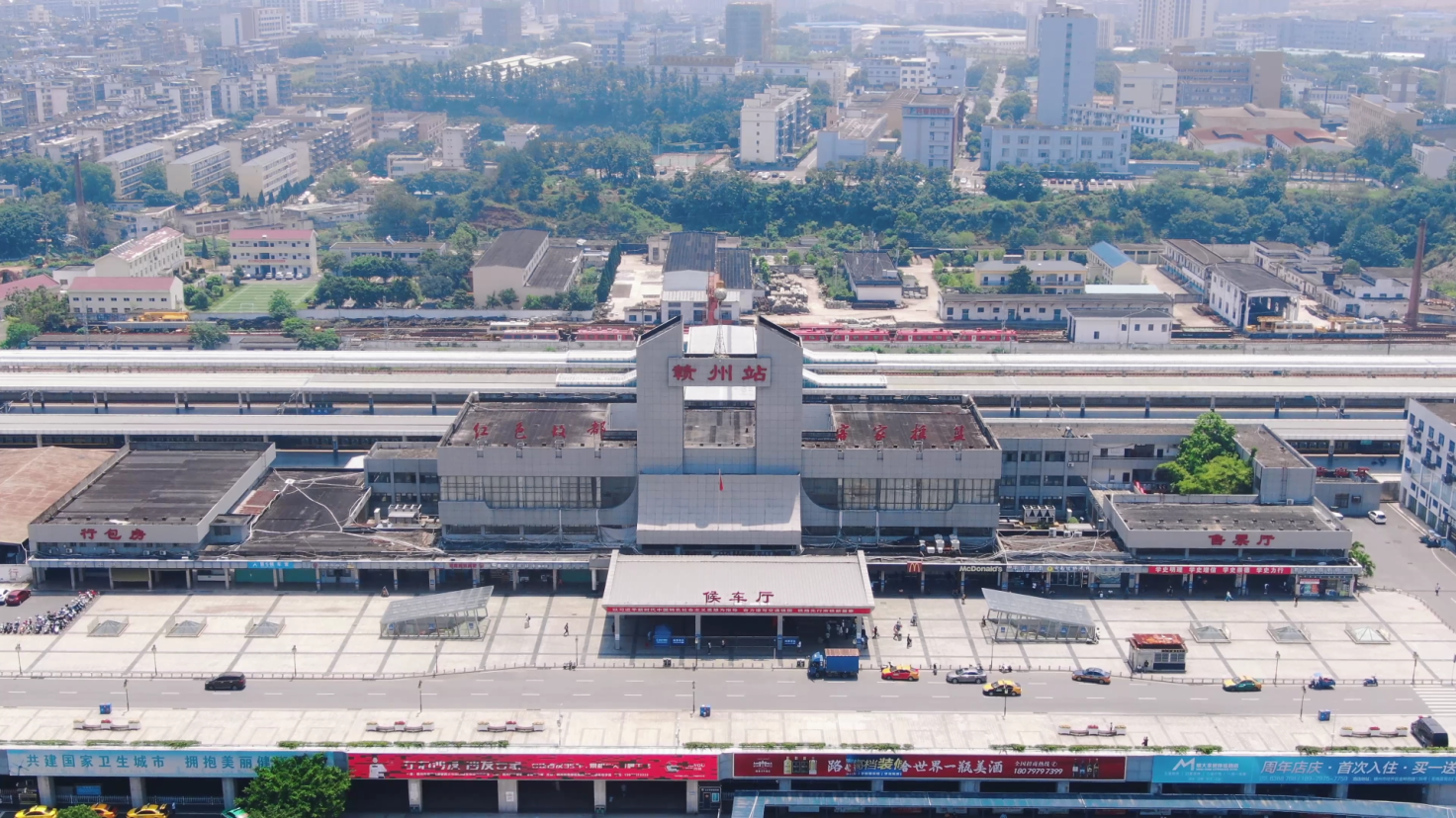 4K航拍江西赣州火车站城市交通视频视频的预览图