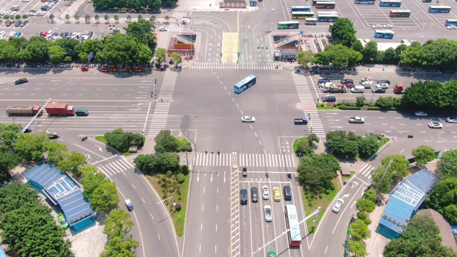4K航拍江西赣州十字交叉路口车辆行驶视频的预览图