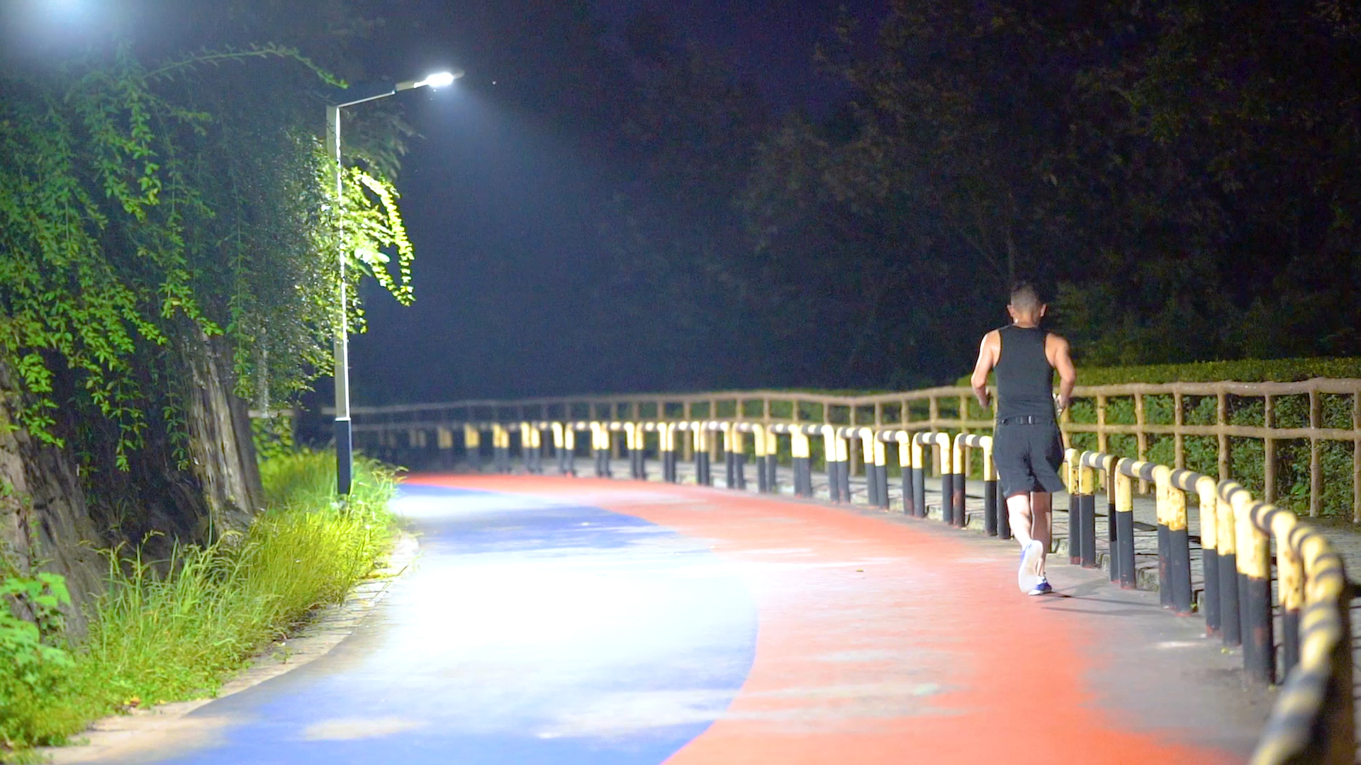 4k实拍城市夜跑跑步运动意境视频的预览图