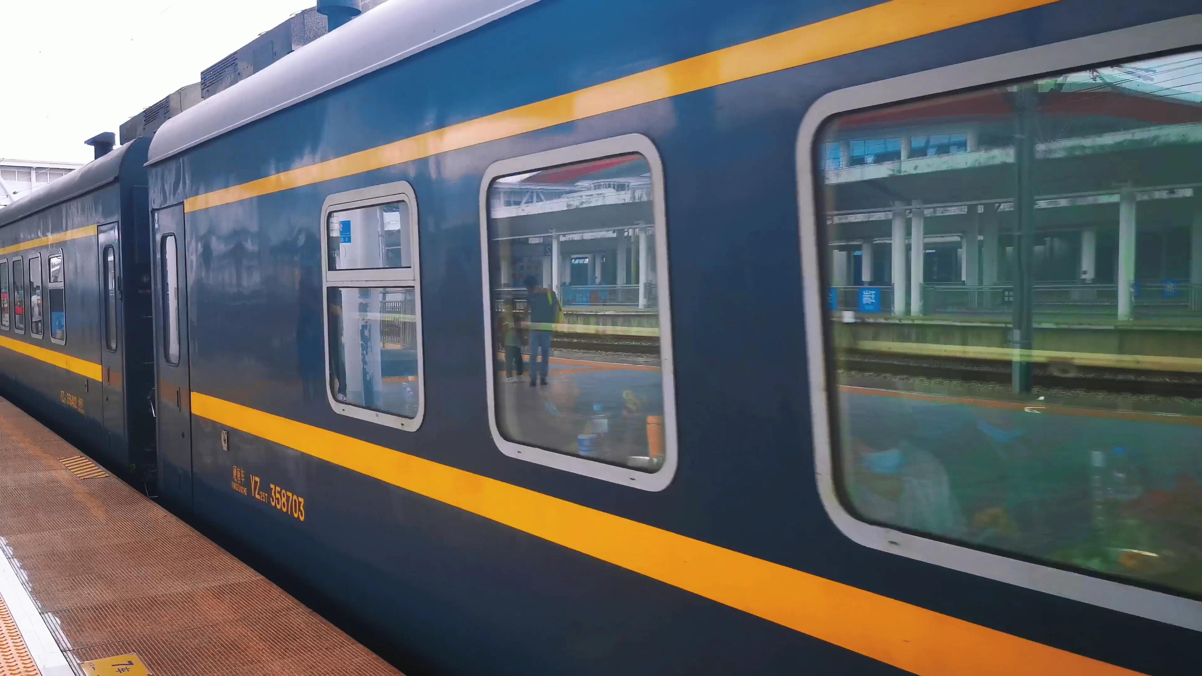 4K实拍绿皮火车驶入站台交通出行视频的预览图