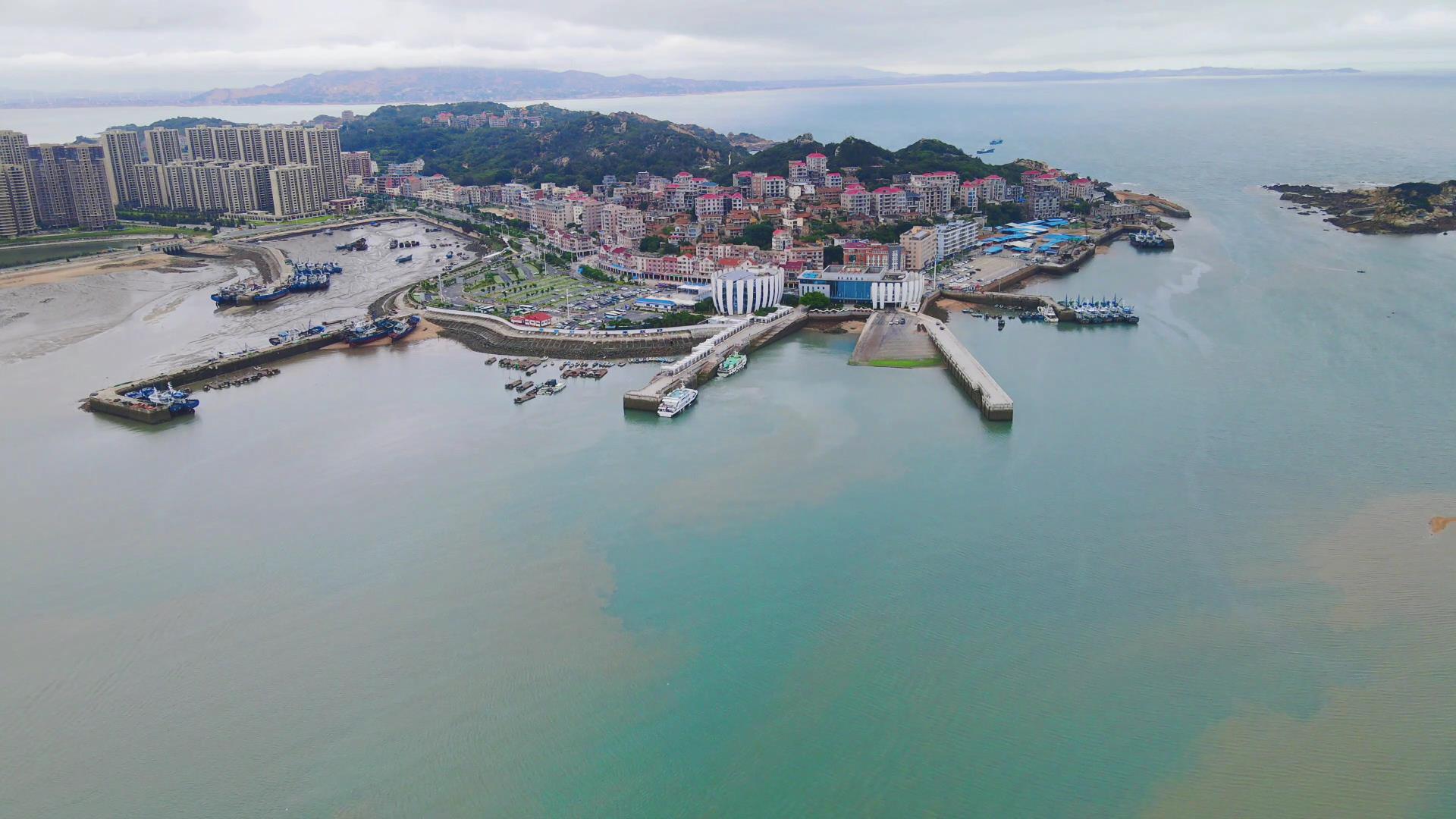 4K航拍福建莆田湄洲岛文甲码头视频的预览图