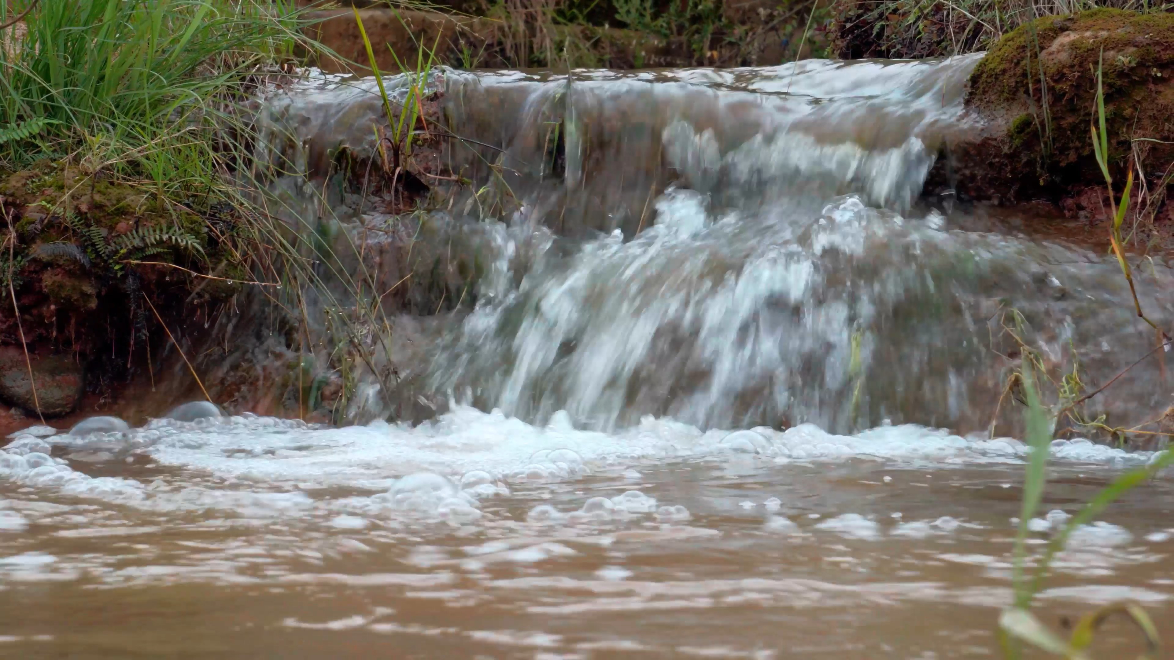 4K实拍田间溪流潺潺唯美视频素材视频的预览图