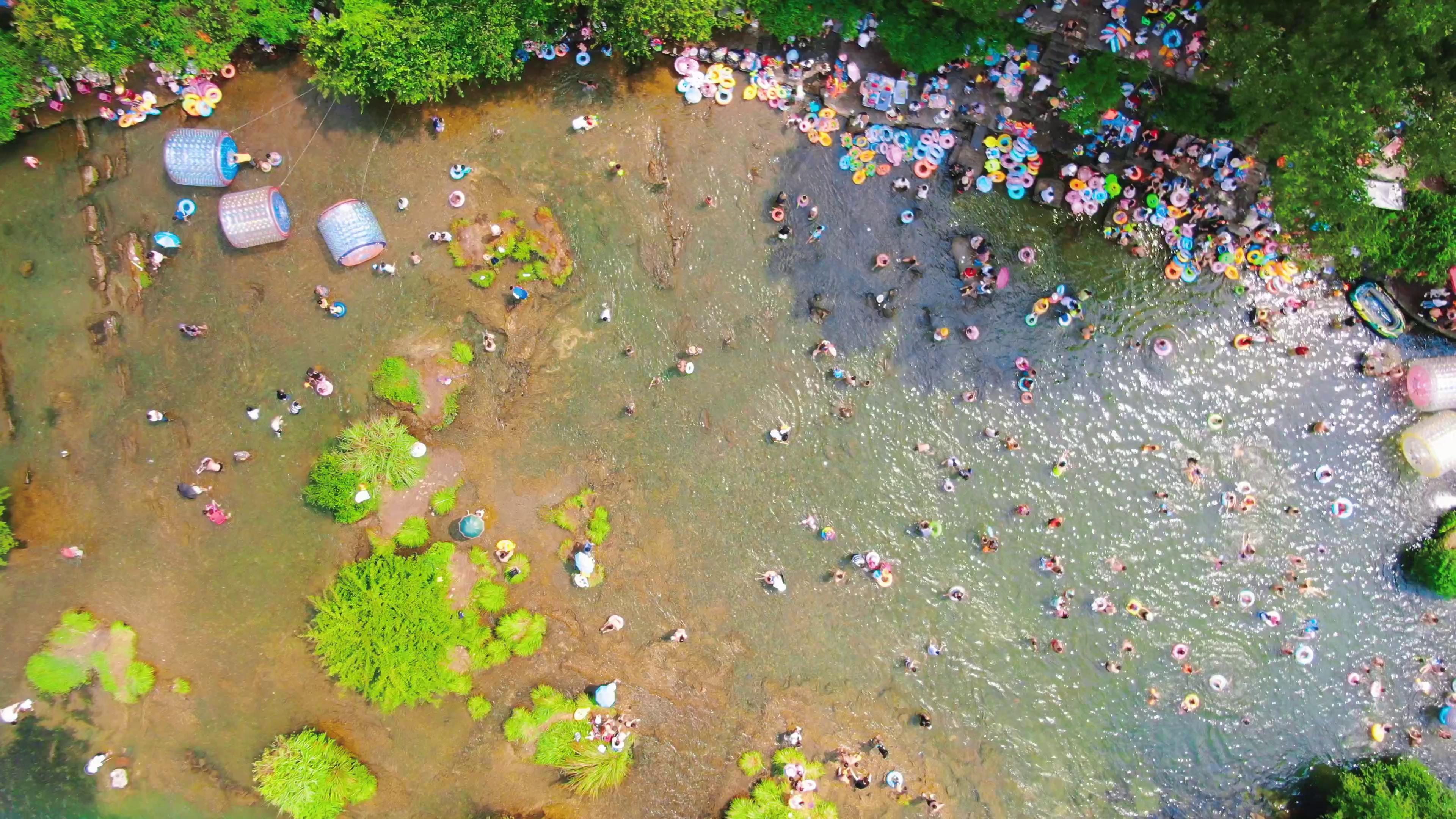4K航拍夏日溪水中游泳人群视频的预览图
