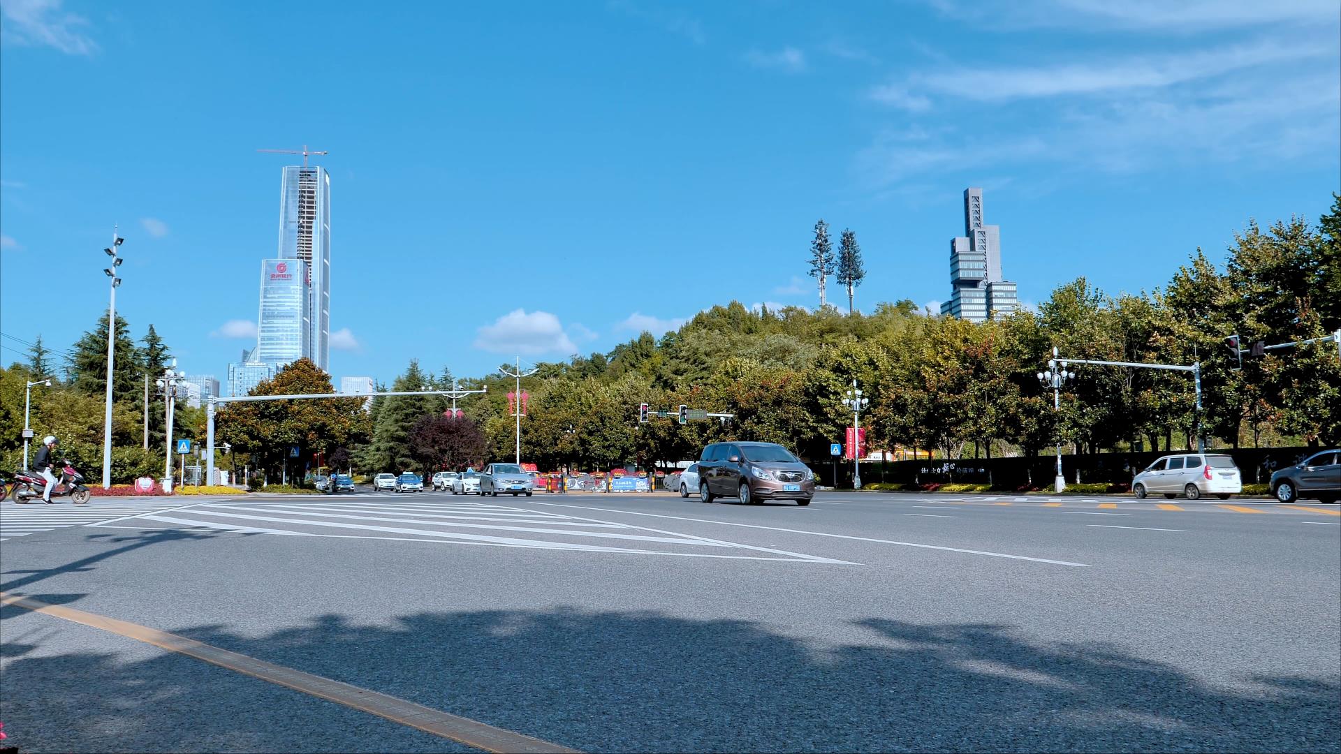 4K拍摄城市车道道路车辆来往延时视频的预览图