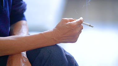 4k实拍老人抽烟燃烧的香烟视频的预览图
