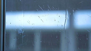 4k实拍伤感意境车窗上的雨滴滑落视频的预览图