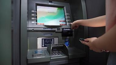 4k银行自助存取款机上操作输密码存钱实拍视频的预览图