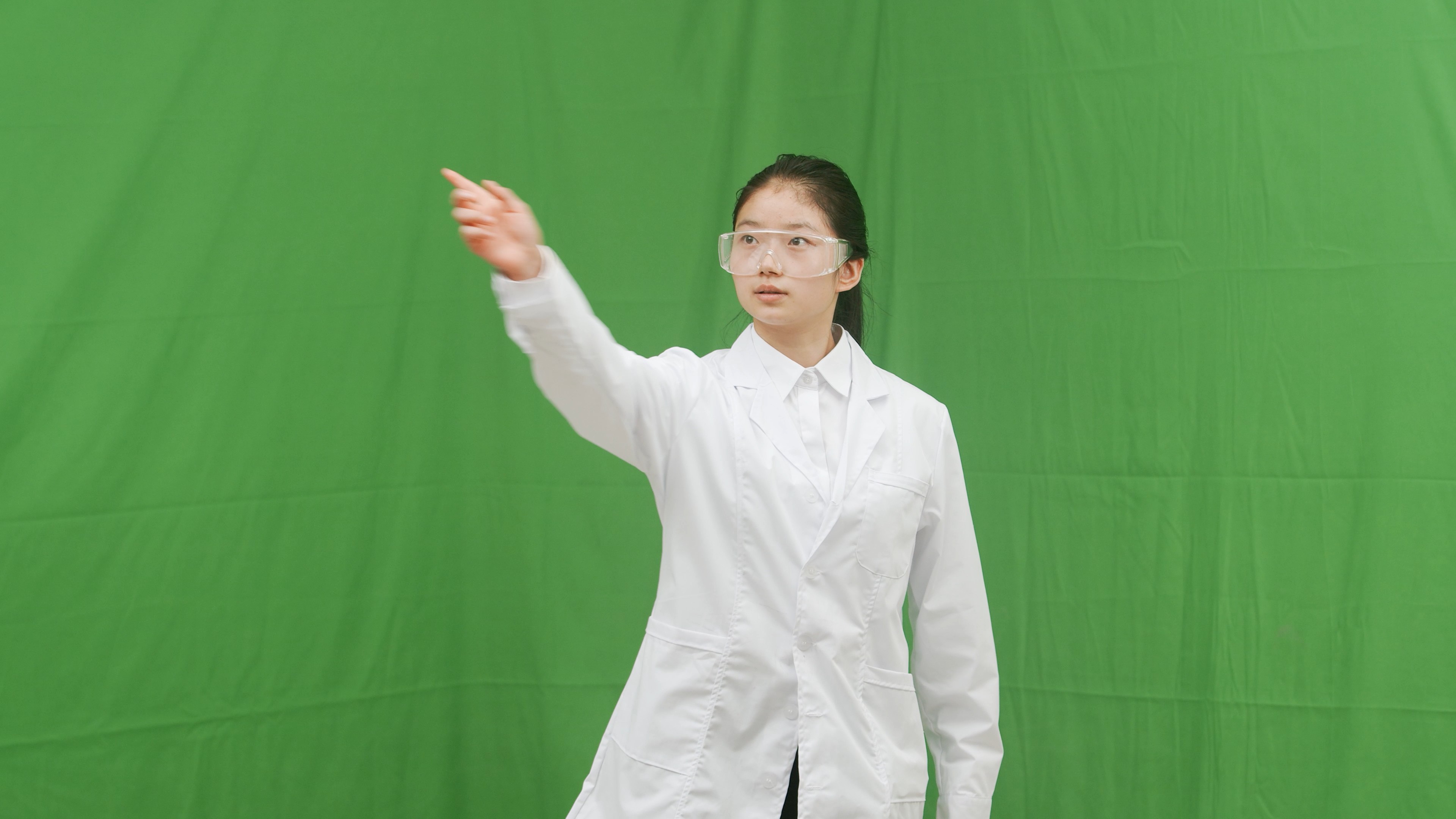 4K实拍女科研人员模拟虚拟滑动屏幕视频素材视频的预览图