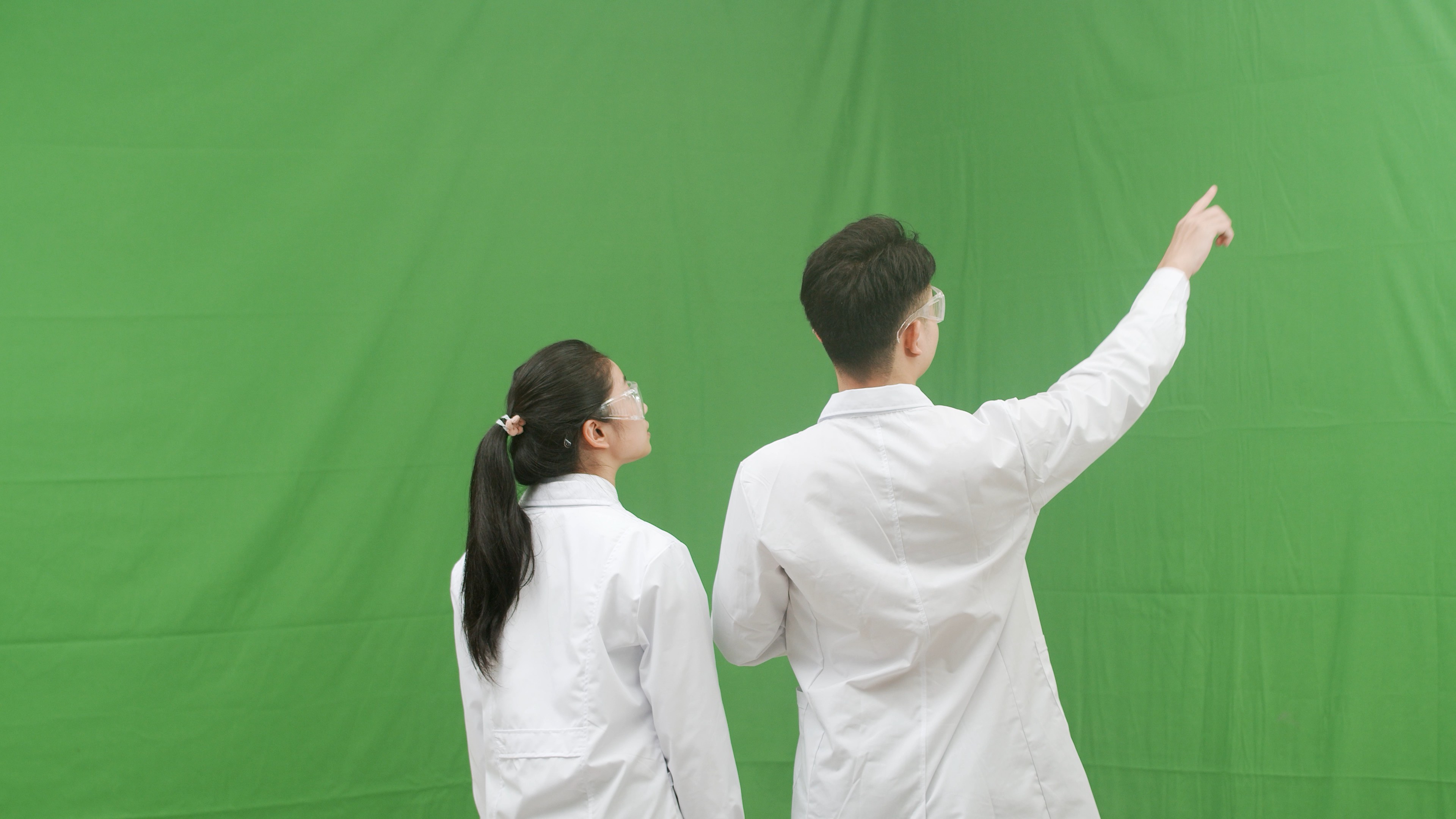4K实拍科研人员滑动虚拟屏幕视频素材视频的预览图
