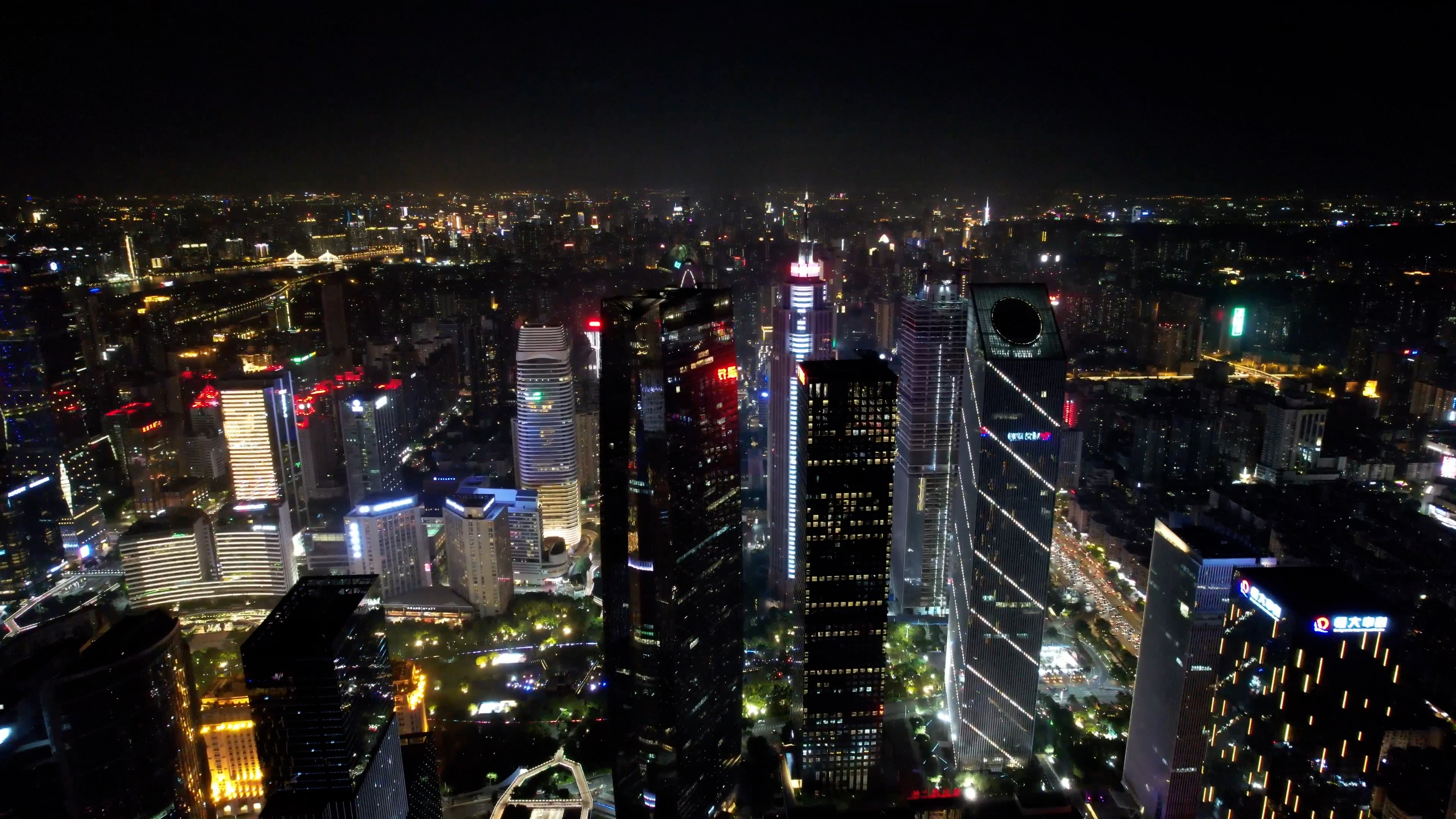 4k航拍广州中轴线写字楼夜景实拍视频的预览图