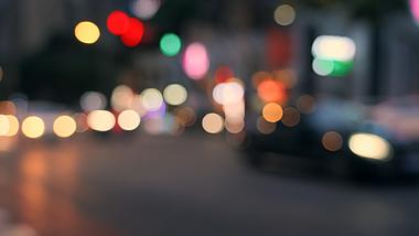 4k傍晚城市街道车流灯光虚化唯美意境视频的预览图