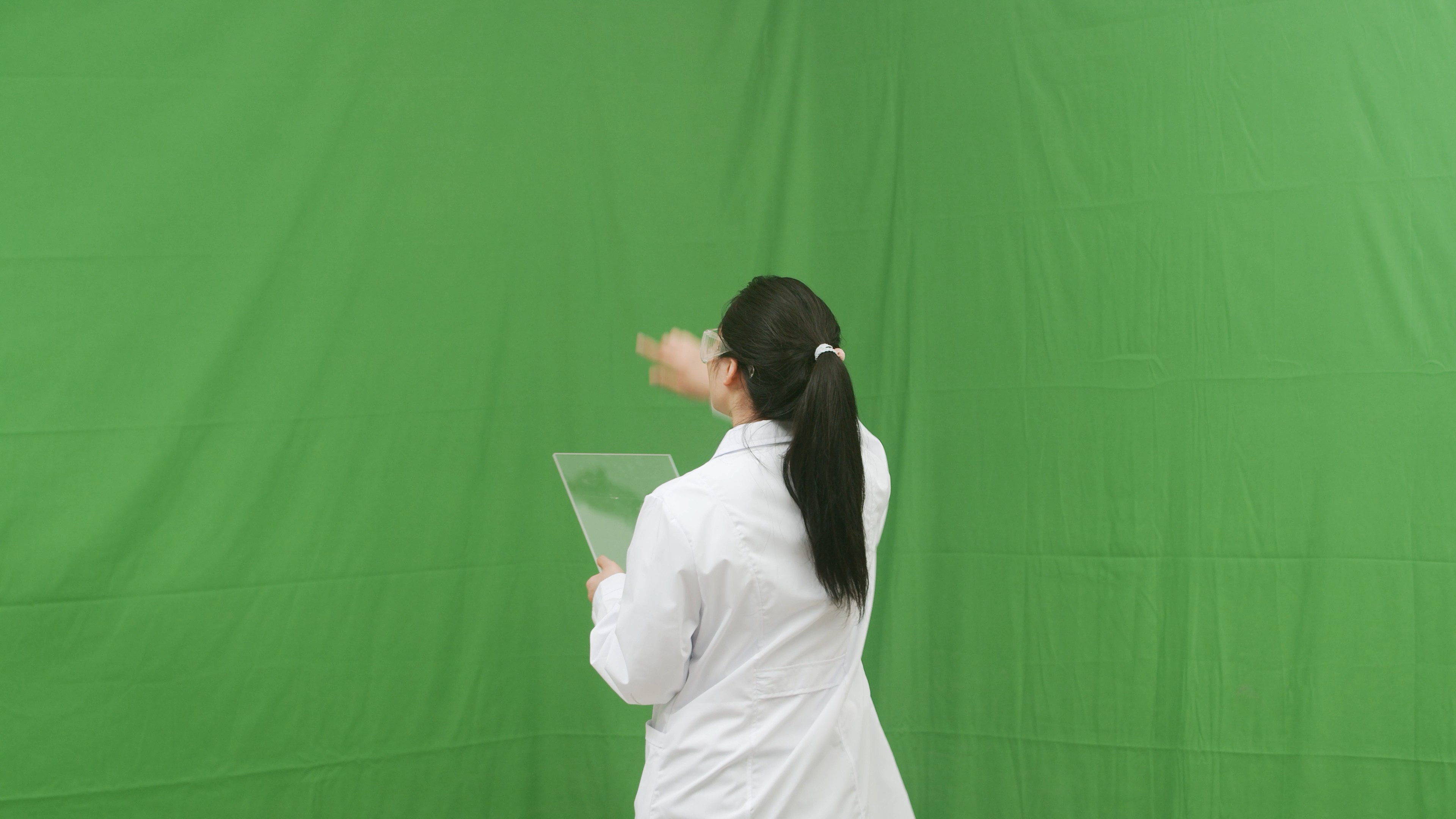 4K实拍科研人员模拟虚拟屏幕视频素材视频的预览图