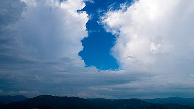 4k山上的蓝天白云移动延时实拍视频的预览图