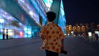 1080P升格男孩奔跑重庆大剧院夜景视频的预览图