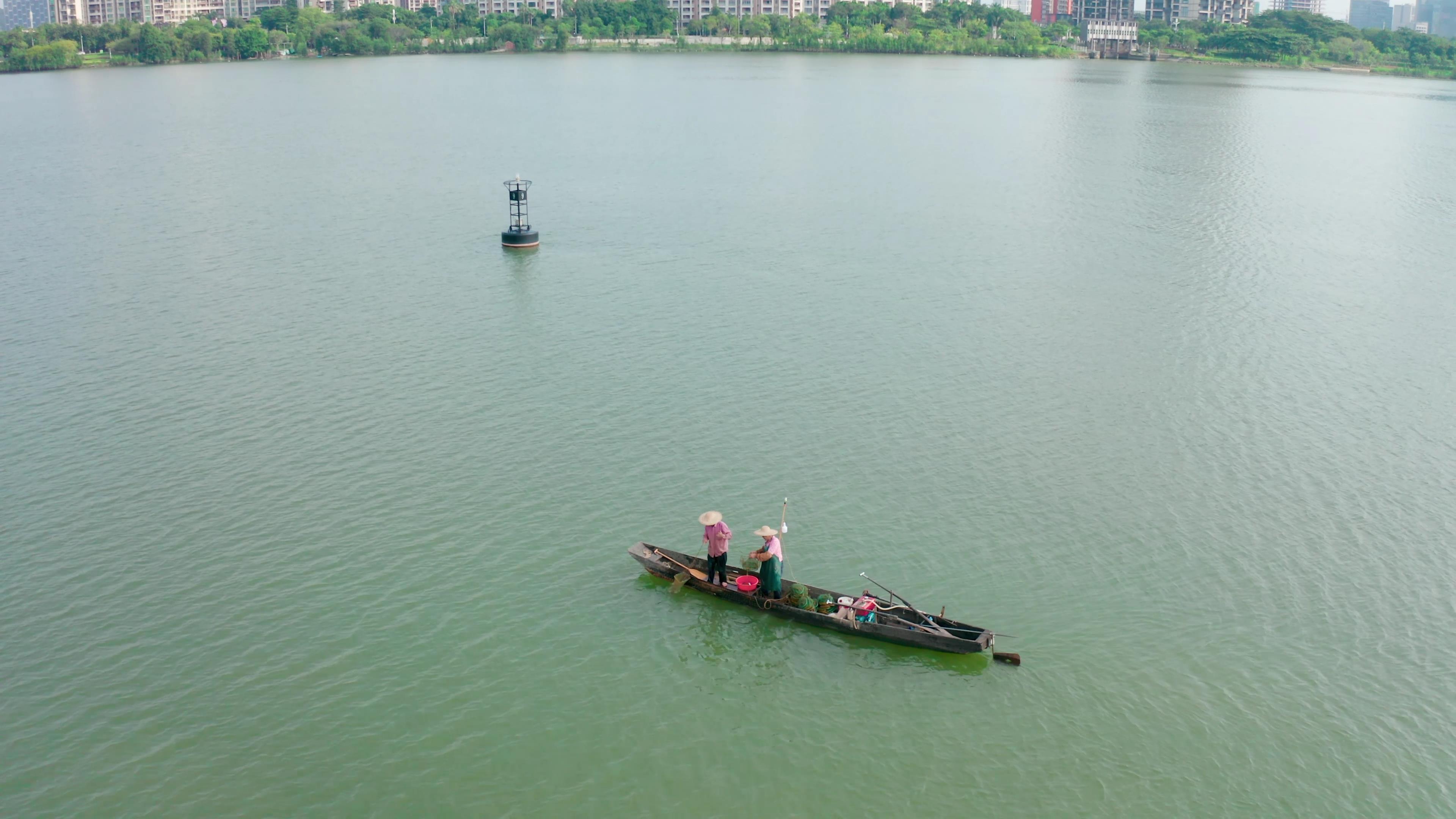 4K清晨江河上渔民捕鱼的渔船作业视频视频的预览图