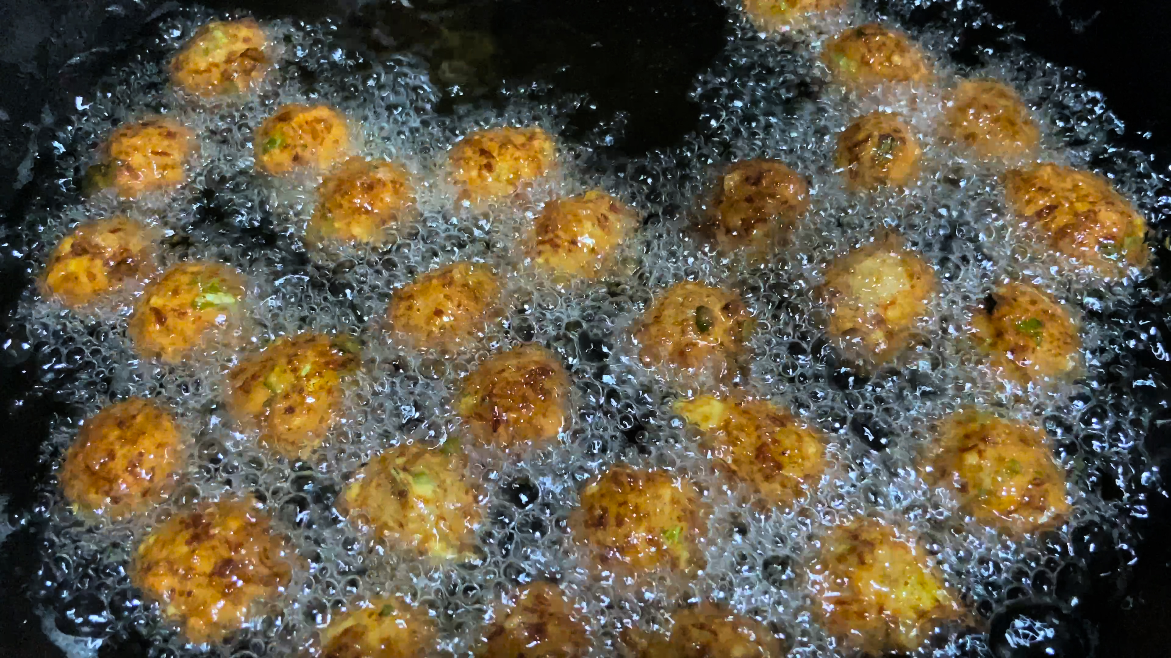 4K实拍传统美食制作炸肉丸子视频的预览图