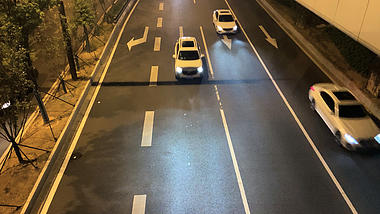 4K实拍夜间行驶的车流延时摄影视频的预览图