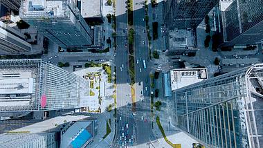 4K俯拍城区城市道路车流行驶实况视频的预览图