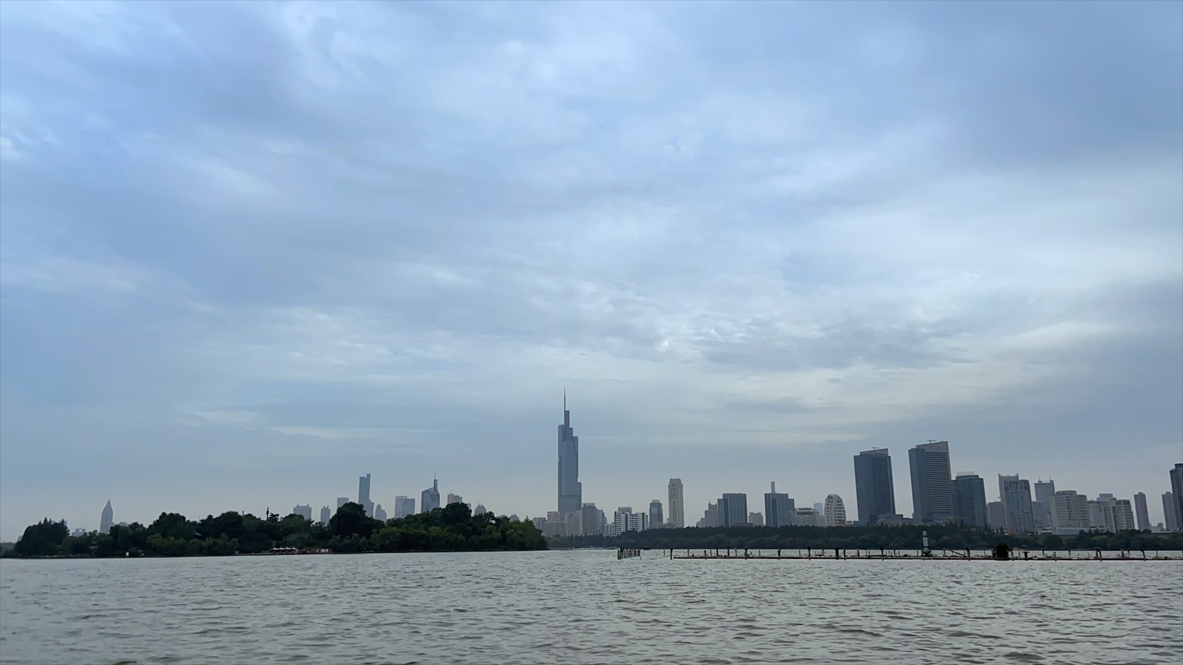 4K实拍江苏省南京市玄武湖紫峰城市延时摄影视频的预览图