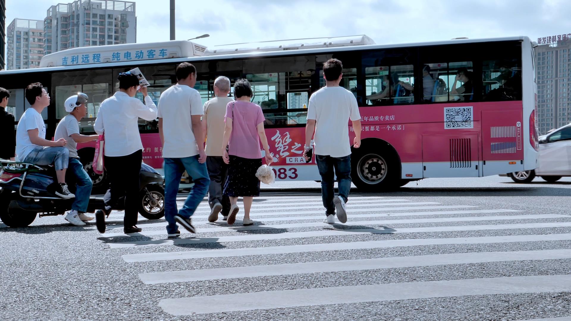 4K拍摄城市公路人来人往脚步延时实拍视频的预览图