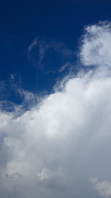 4k雨前通透蓝天和移动的厚云层延时视频的预览图