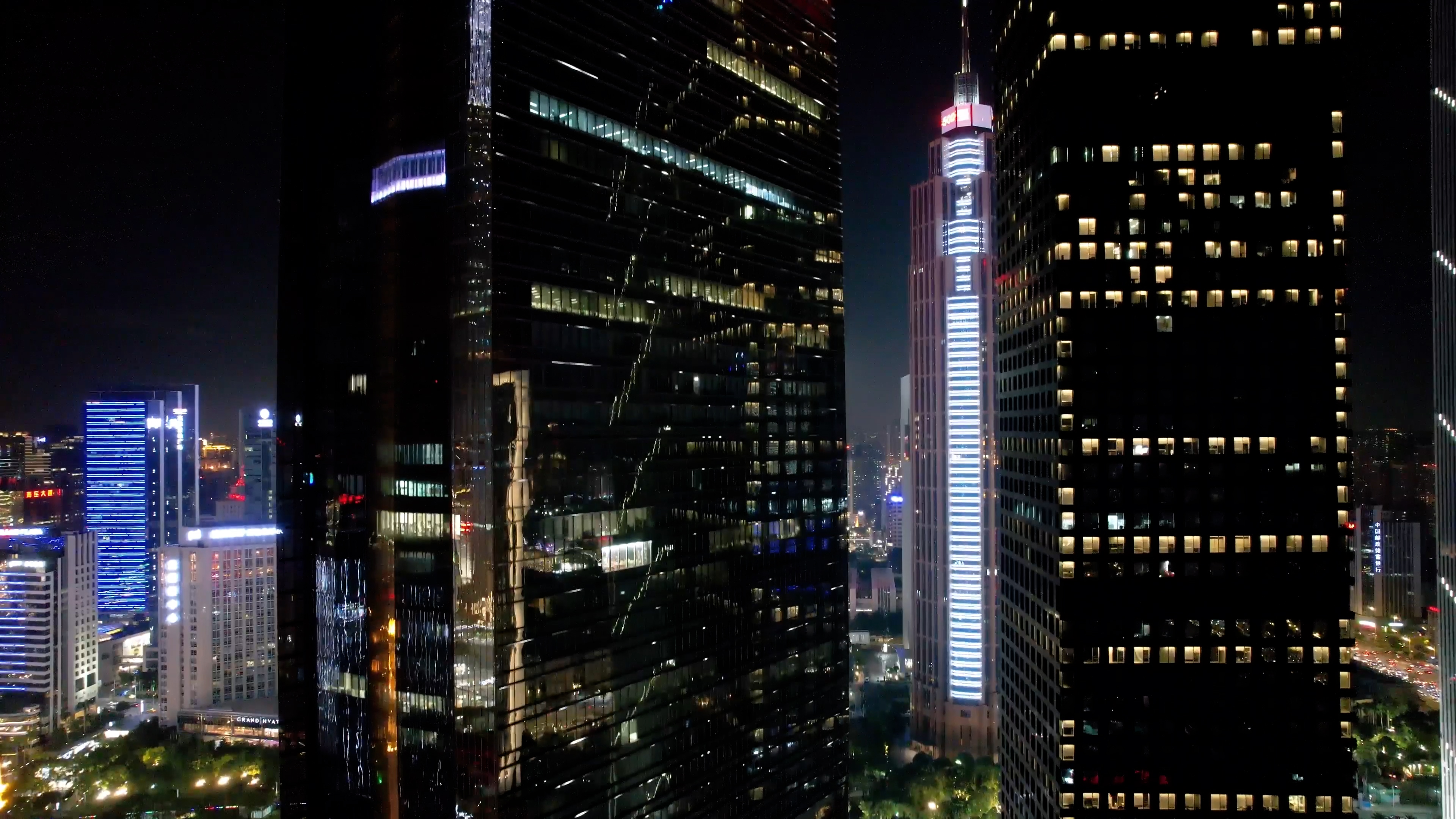 4k航拍上升广州CBD写字楼夜景视频的预览图