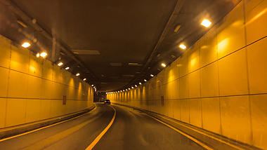 4K实拍第一视角夜间开车进隧道视频的预览图