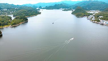 4K航拍4A级风景区百花湖湖面风景实拍视频的预览图