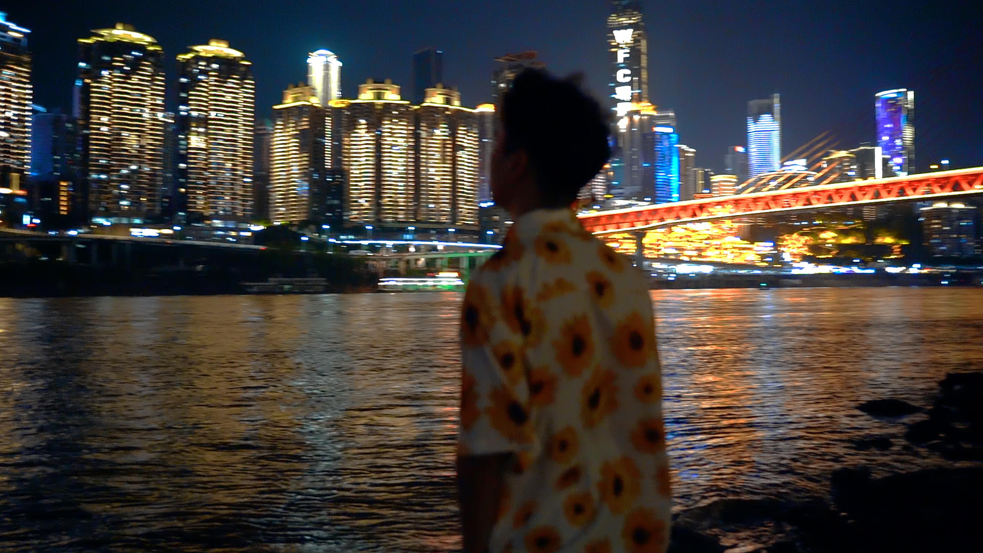 1080P升格男孩夜游重庆城市江景灯光视频的预览图