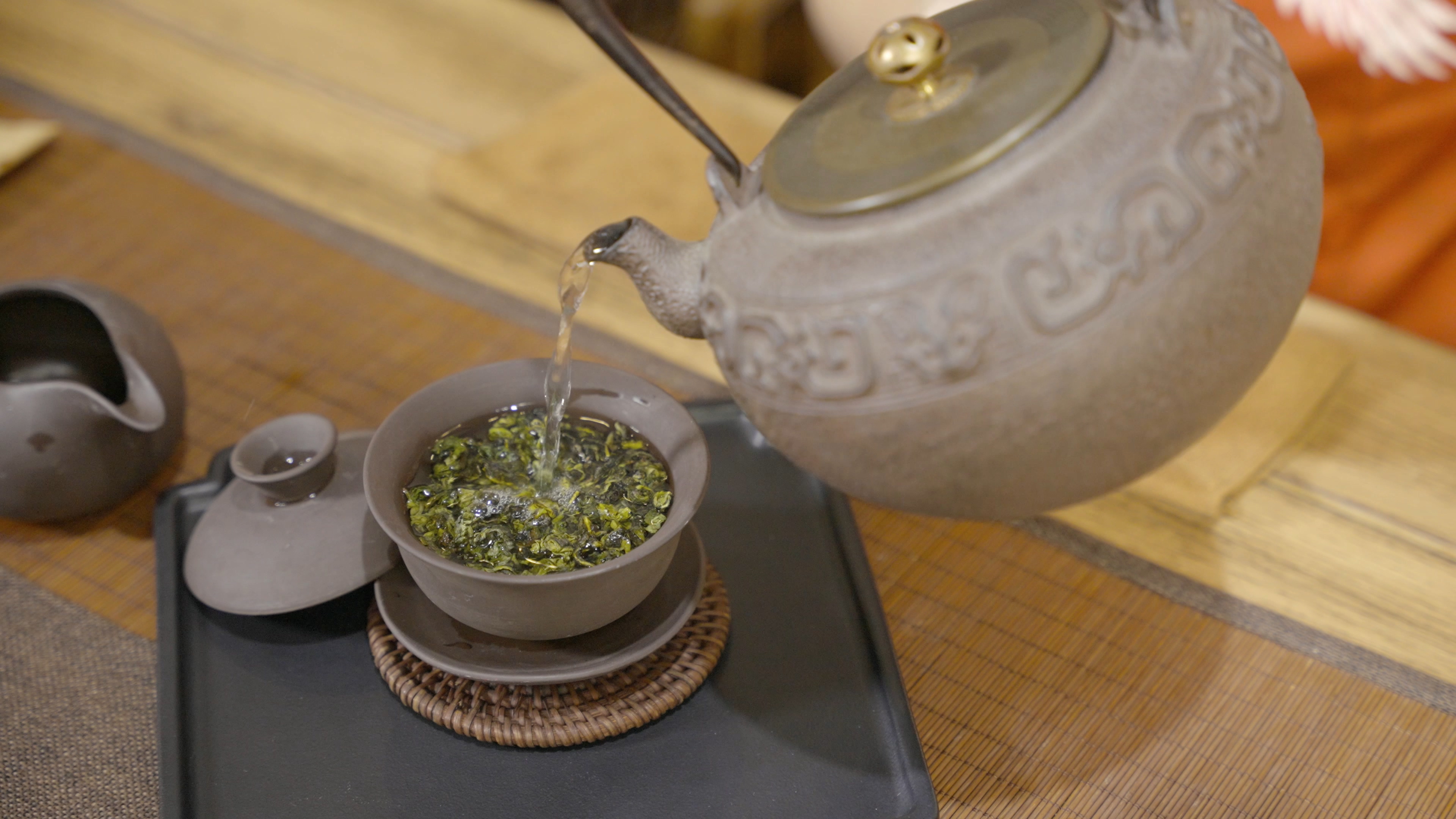 4K热水壶铸铁沏茶叶浸泡视频的预览图