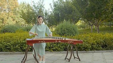 4K中式园林旗袍美女演奏古筝视频的预览图