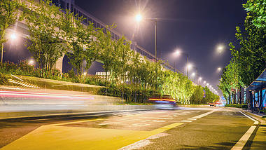 4K实拍城市车流夜景车水马龙公交站延时摄影视频的预览图