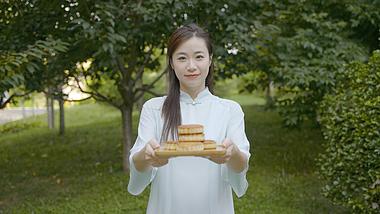 4K中秋节古典女性端起月饼视频的预览图