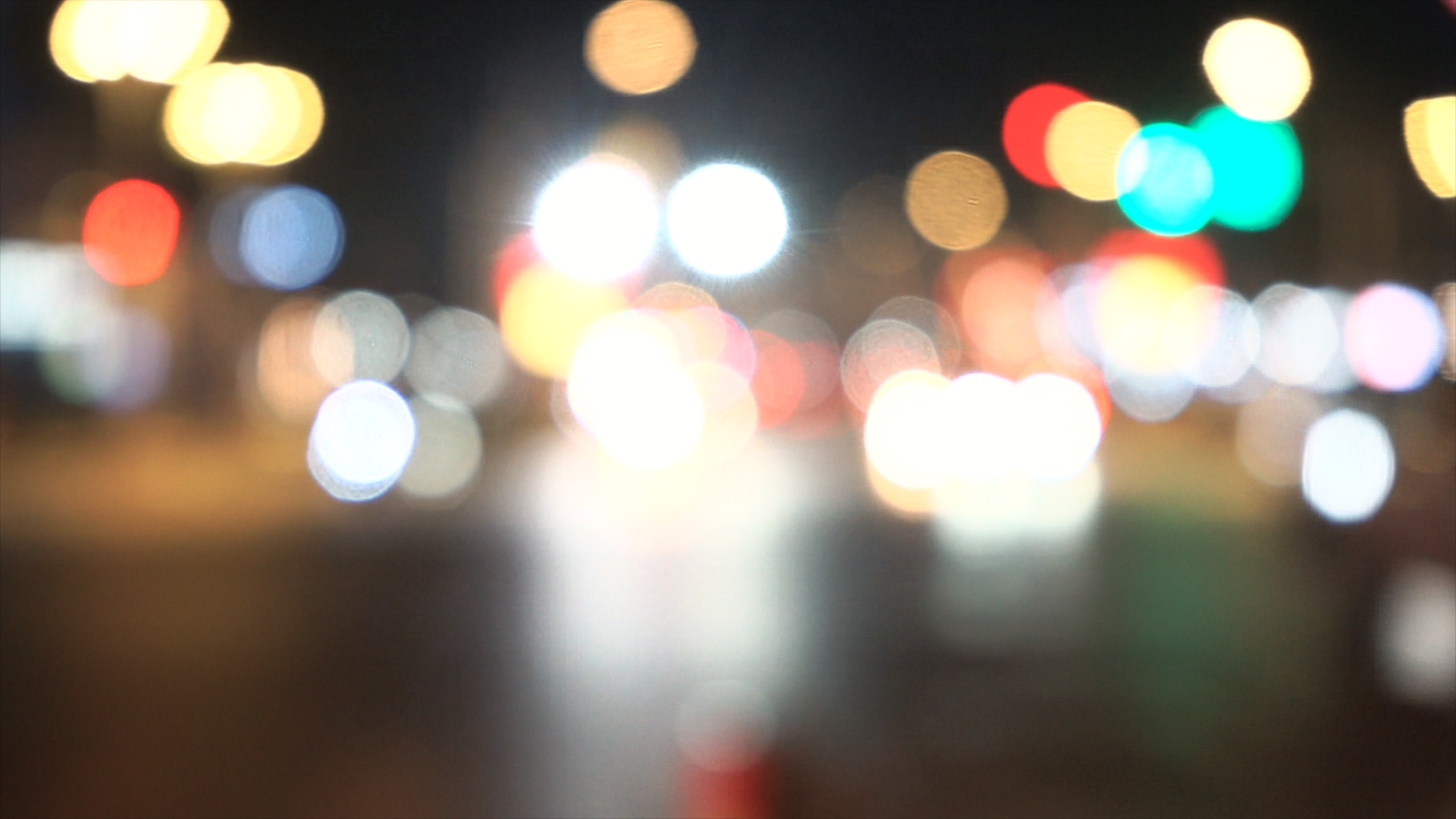 4K实拍城市夜间行驶的车流虚化街景大光圈灯斑视频的预览图