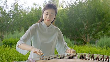 4K旗袍少女户外演奏古筝乐器视频的预览图