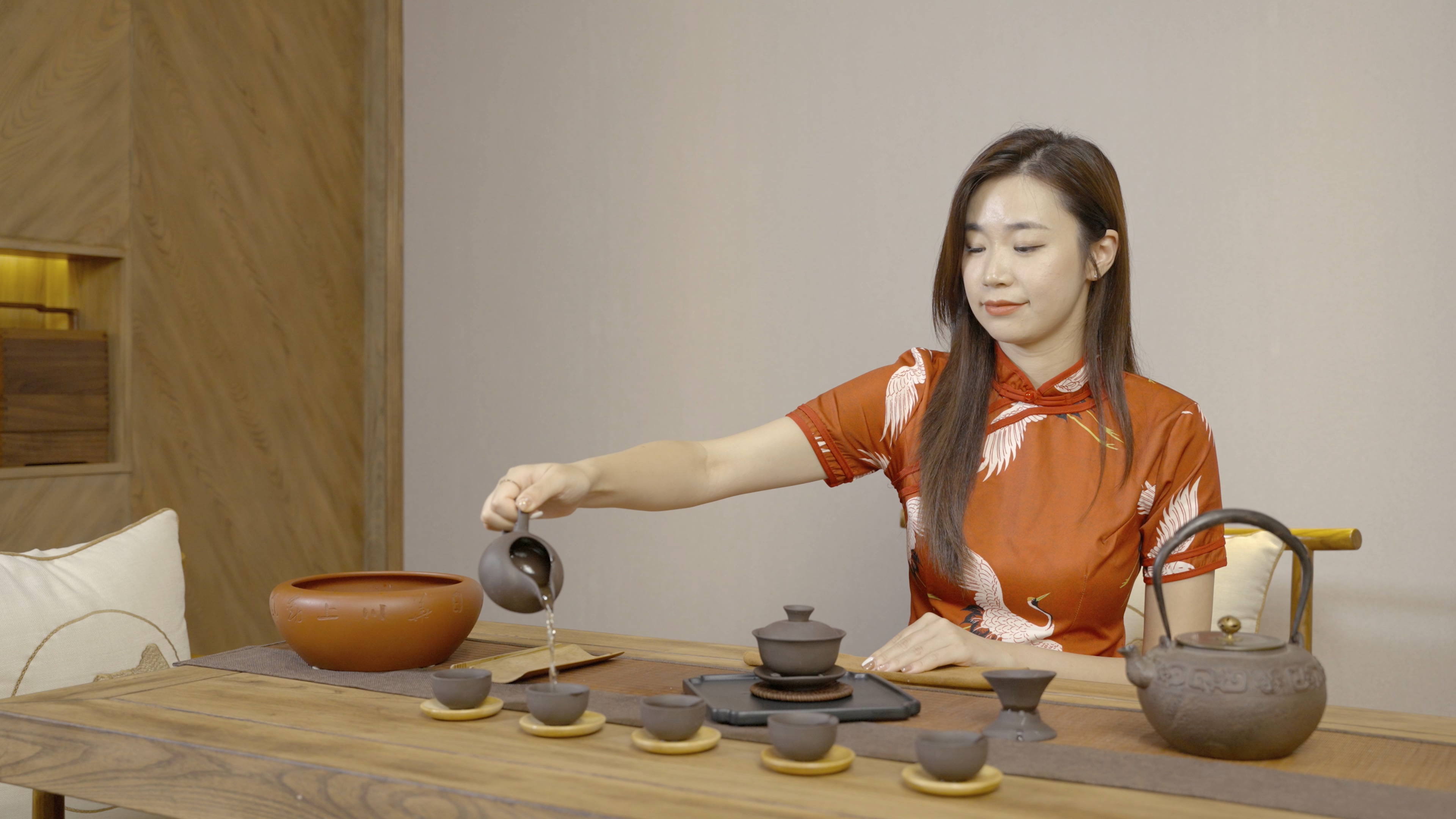 4K茶艺师古装分茶紫砂礼仪视频的预览图