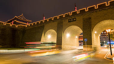 4K延时西安地标城墙安定门夜景车水马龙视频的预览图