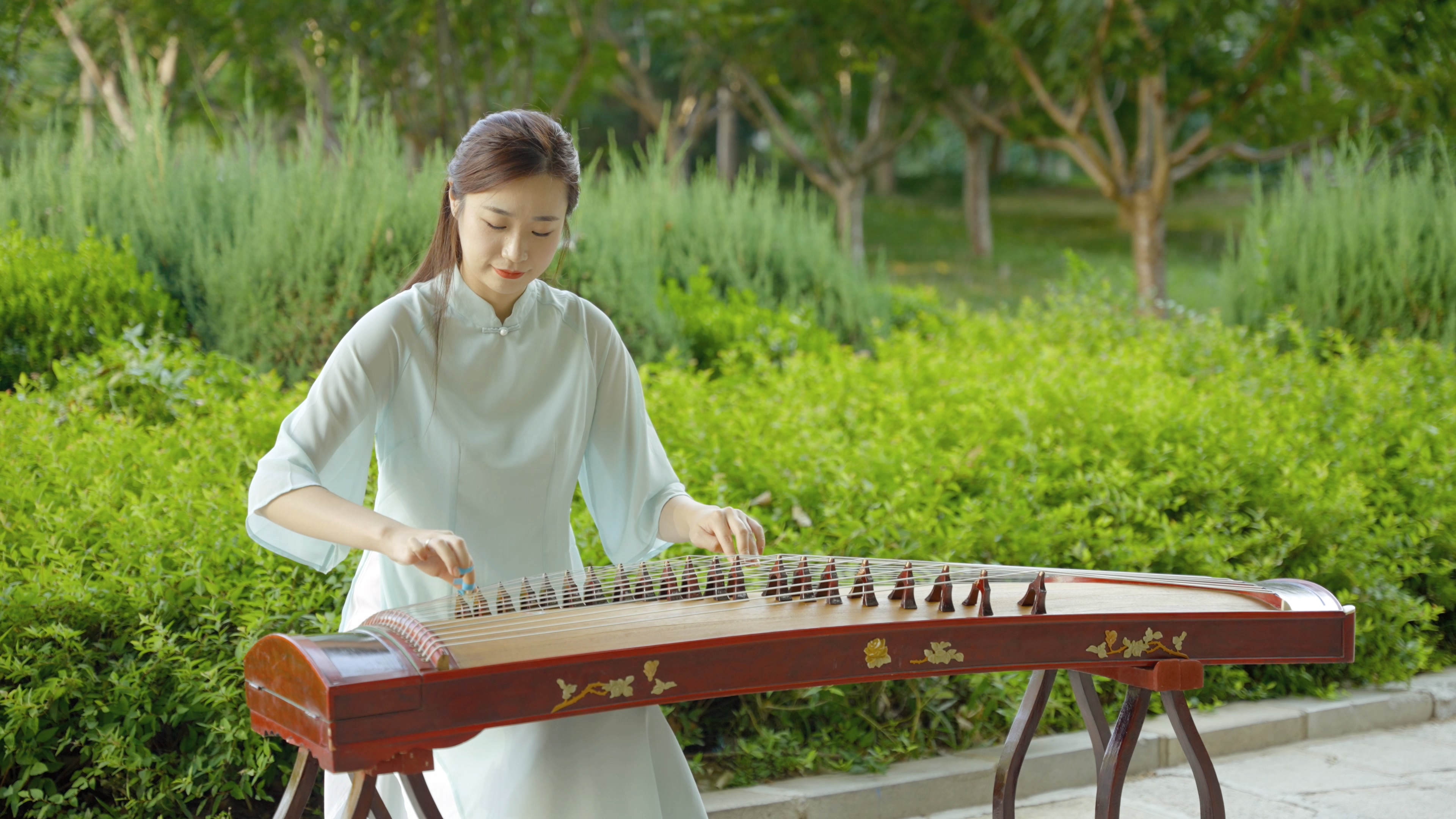 4K女性乐师弹奏古琴古筝视频的预览图