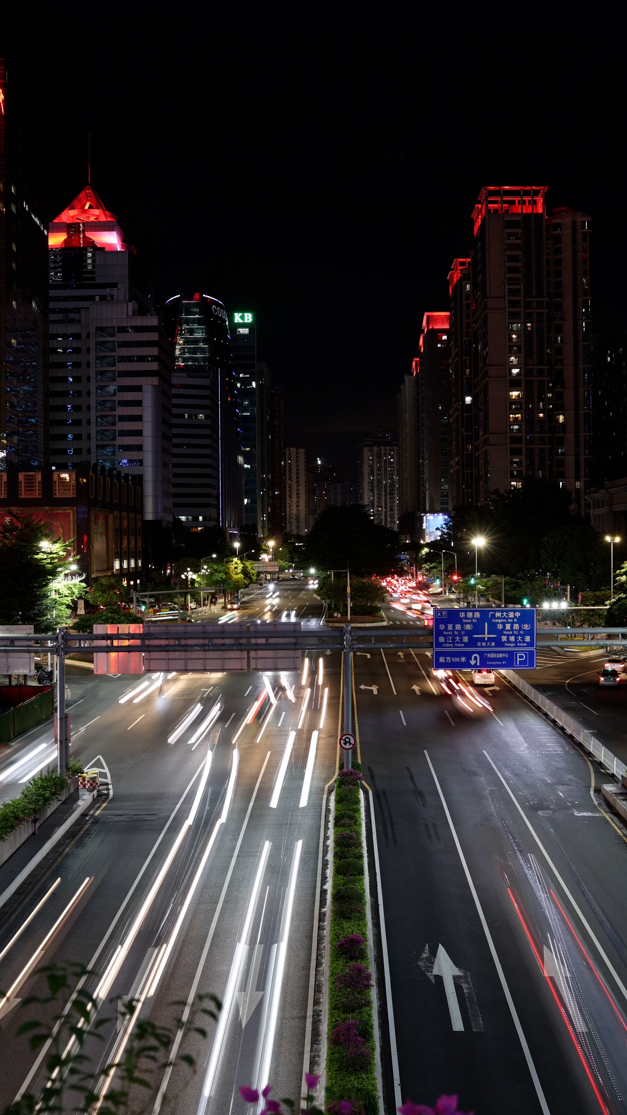 4k竖屏广州花城大道车流夜景天桥延时视频的预览图
