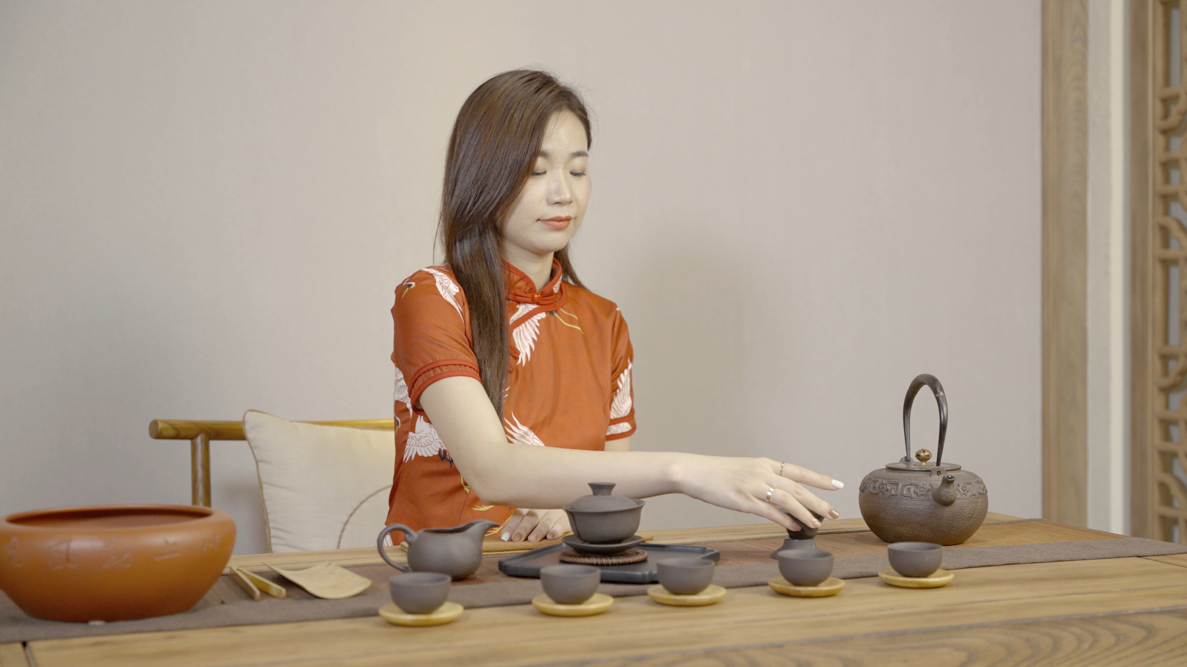 4K旗袍女性茶艺师表演沏茶视频的预览图