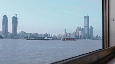 4K武汉城市交通轮渡上看风景实拍视频视频的预览图