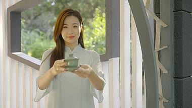 4K中式园林古装美女敬茶礼仪视频的预览图