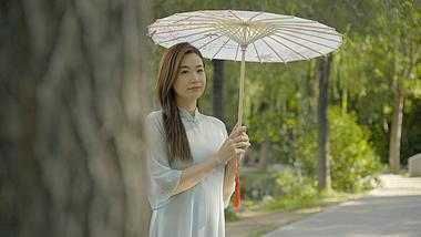 4K江南油纸伞旗袍美女观望风景视频的预览图
