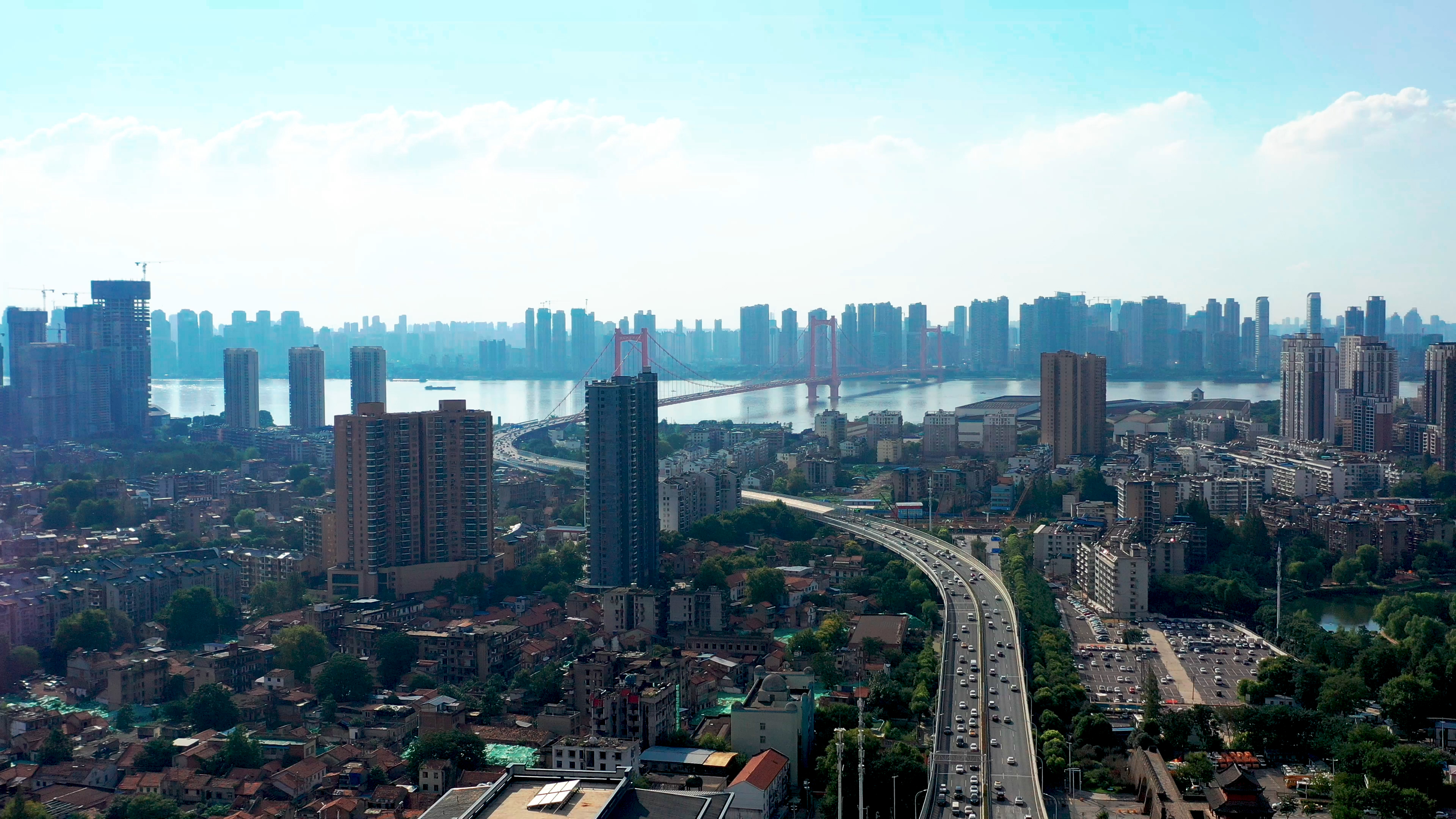 4K武汉城市建筑鹦鹉洲长江大桥实拍视频视频的预览图