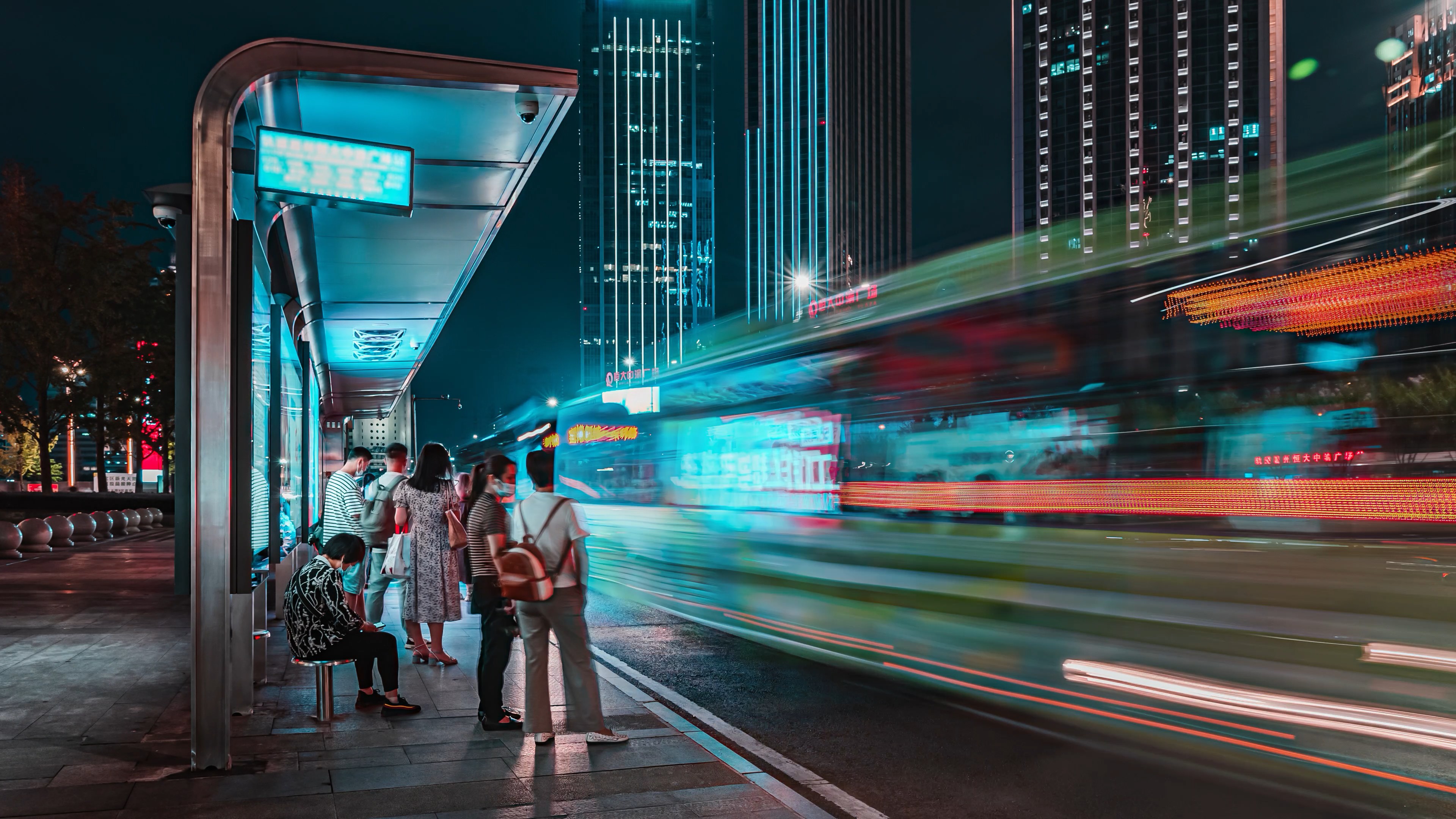 4k城市夜间公交站人流交通车水马龙延时视频的预览图