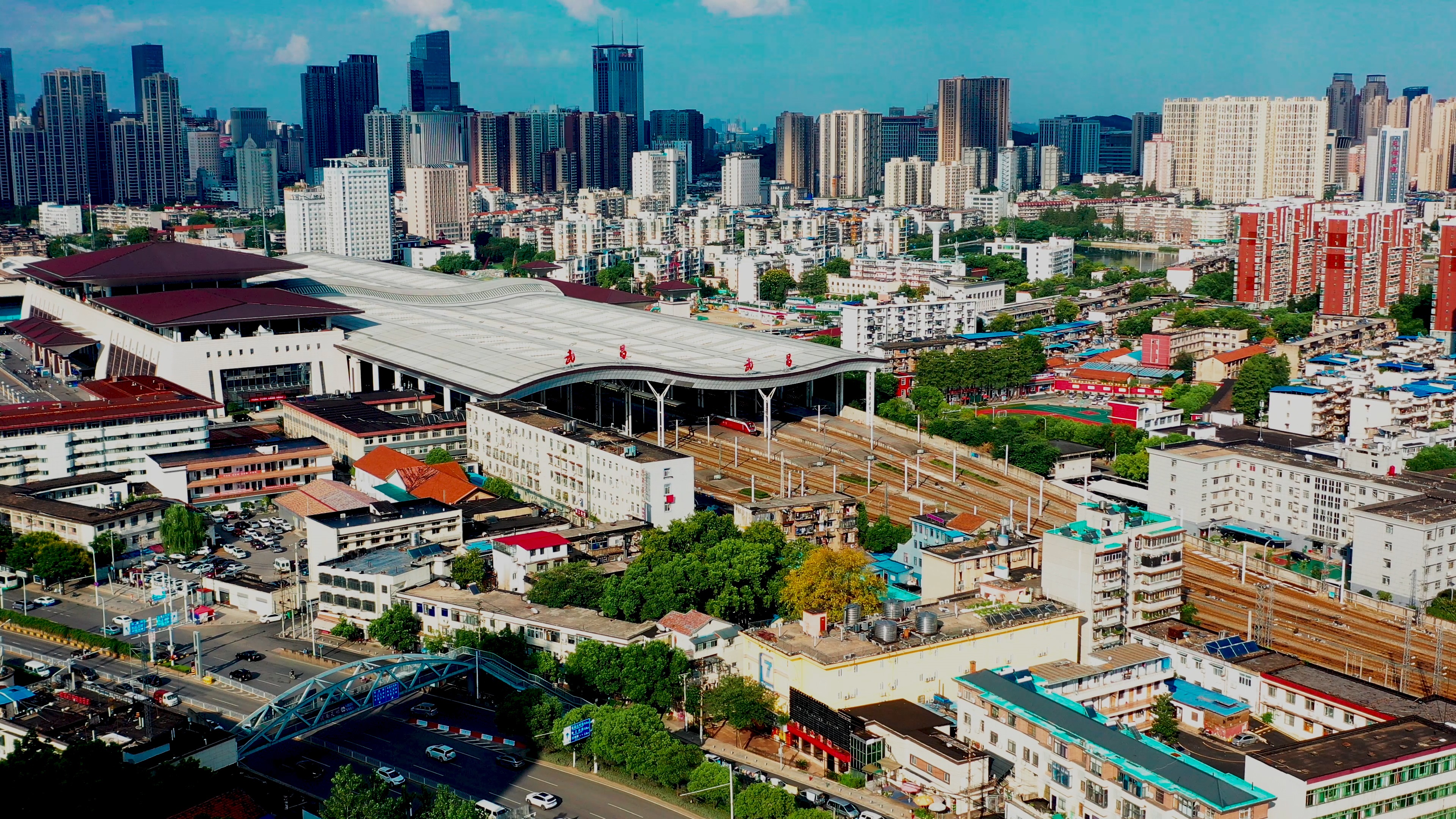 4K武汉城市建筑武昌火车站航拍实拍视频视频的预览图
