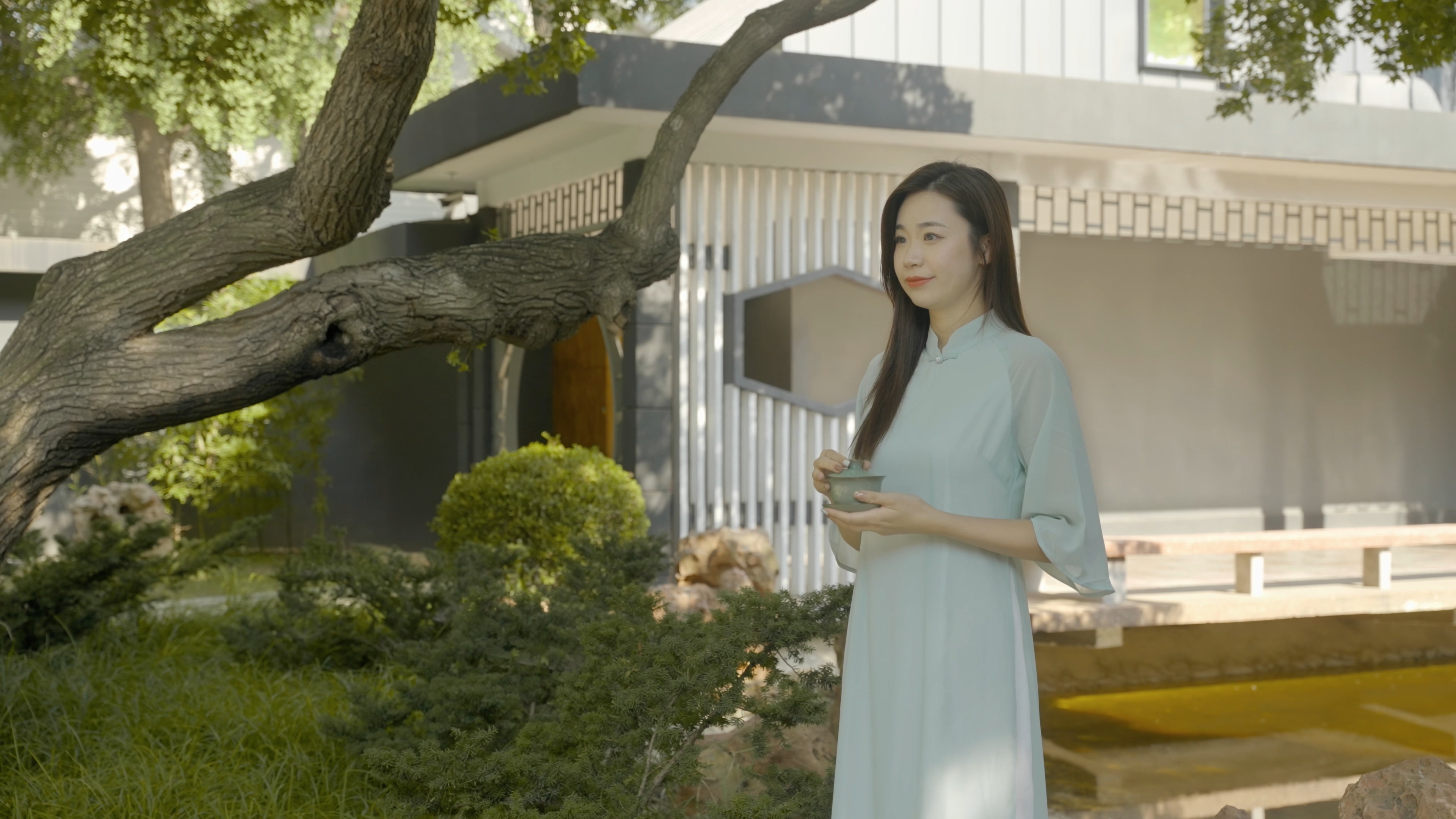 4K新中式园林庭院古装美女饮茶视频的预览图