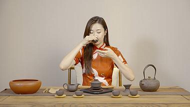 4K茶艺师女性品尝茶叶紫砂壶视频的预览图