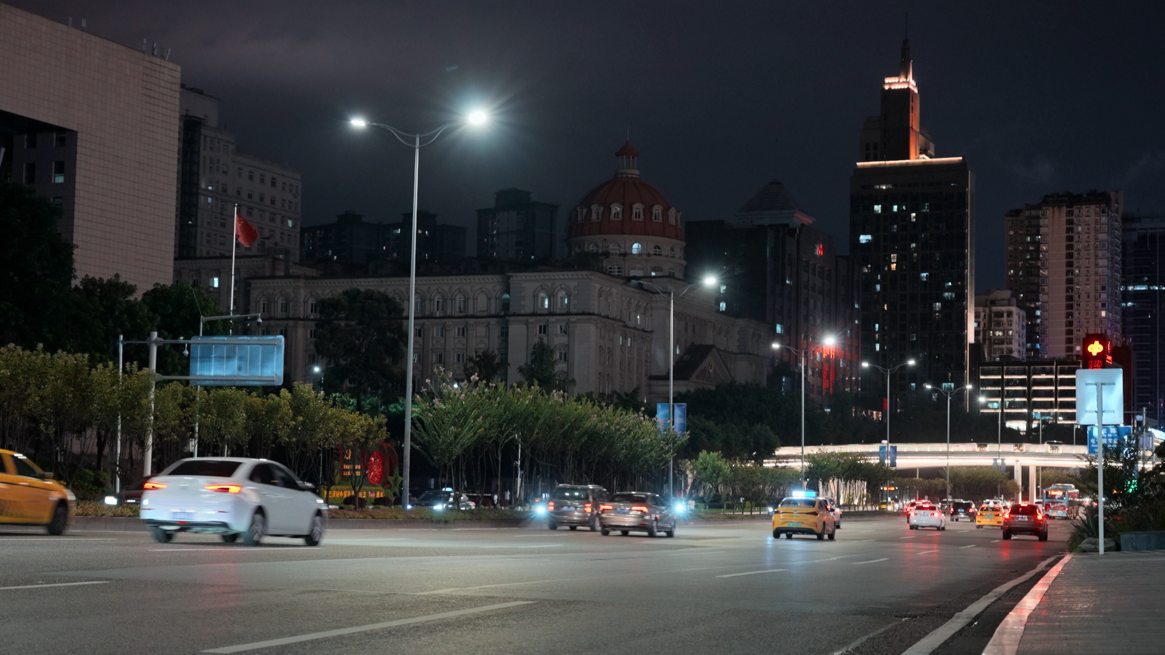 4k城市街道夜晚行驶中的车流车辆实拍视频的预览图