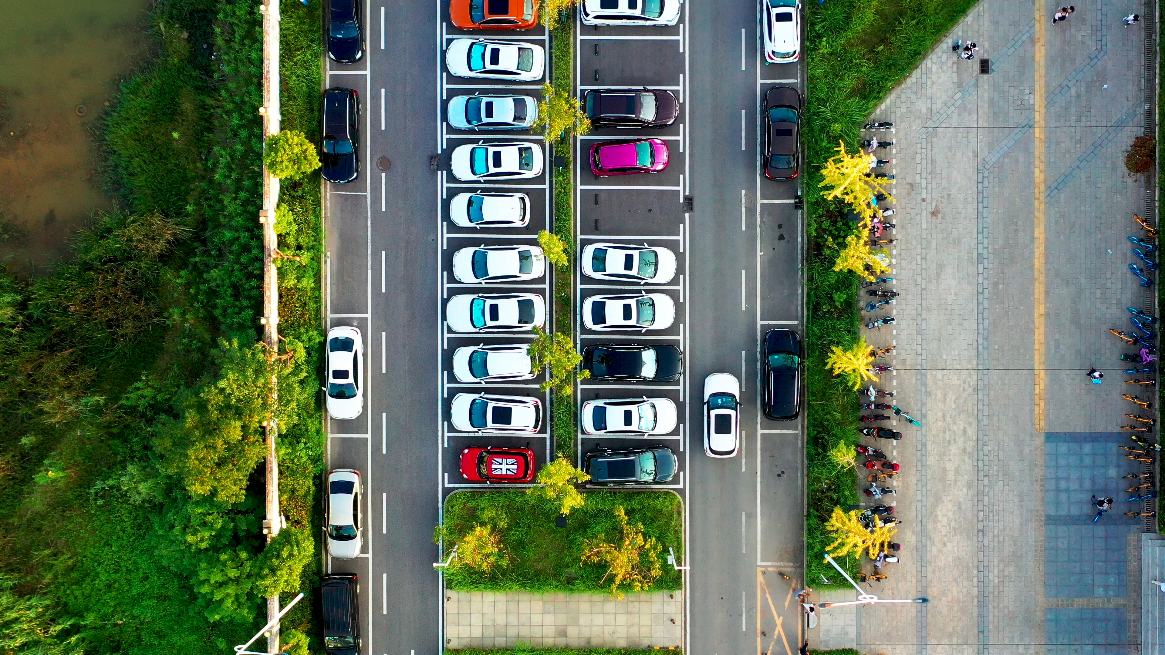 4K武汉城市交通停车场航拍实拍视频视频的预览图